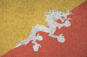 Bhutan vlag afgebeeld in helder verf kleuren Aan oud Verlichting bepleistering muur. getextureerde banier Aan ruw achtergrond foto