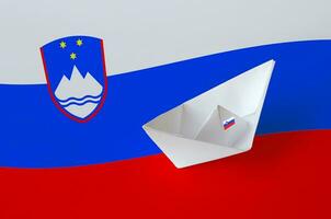 Slovenië vlag afgebeeld Aan papier origami schip detailopname. handgemaakt kunsten concept foto