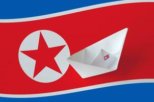 noorden Korea vlag afgebeeld Aan papier origami schip detailopname. handgemaakt kunsten concept foto