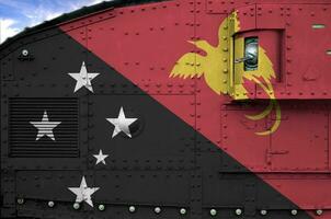 Papoea nieuw Guinea vlag afgebeeld Aan kant een deel van leger gepantserd tank detailopname. leger krachten conceptuele achtergrond foto