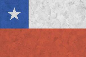 Chili vlag afgebeeld in helder verf kleuren Aan oud Verlichting bepleistering muur. getextureerde banier Aan ruw achtergrond foto