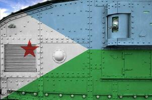 Djibouti vlag afgebeeld Aan kant een deel van leger gepantserd tank detailopname. leger krachten conceptuele achtergrond foto