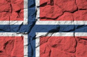 Noorwegen vlag afgebeeld in verf kleuren Aan oud steen muur detailopname. getextureerde banier Aan rots muur achtergrond foto