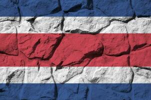 costa rica vlag afgebeeld in verf kleuren Aan oud steen muur detailopname. getextureerde banier Aan rots muur achtergrond foto