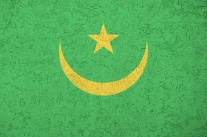 mauritania vlag afgebeeld in helder verf kleuren Aan oud Verlichting bepleistering muur. getextureerde banier Aan ruw achtergrond foto
