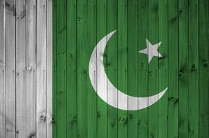 Pakistan vlag afgebeeld in helder verf kleuren Aan oud houten muur. getextureerde banier Aan ruw achtergrond foto