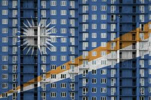 maarschalk eilanden vlag afgebeeld in verf kleuren Aan meerdere verdiepingen woonachtig gebouw onder bouw. getextureerde banier Aan steen muur achtergrond foto