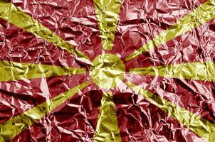 Macedonië vlag afgebeeld in verf kleuren Aan glimmend verfrommeld aluminium folie detailopname. getextureerde banier Aan ruw achtergrond foto