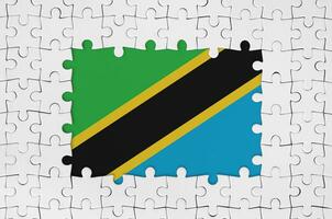 Tanzania vlag in kader van wit puzzel stukken met missend centraal een deel foto