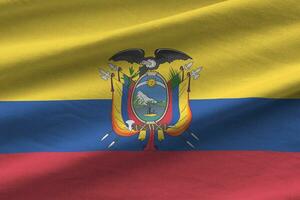 Ecuador vlag met groot vouwen golvend dichtbij omhoog onder de studio licht binnenshuis. de officieel symbolen en kleuren in banier foto