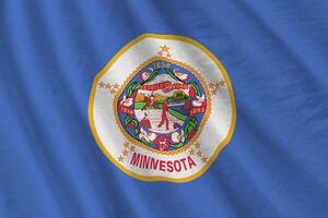 Minnesota ons staat vlag met groot vouwen golvend dichtbij omhoog onder de studio licht binnenshuis. de officieel symbolen en kleuren in banier foto