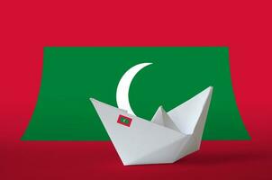 Maldiven vlag afgebeeld Aan papier origami schip detailopname. handgemaakt kunsten concept foto