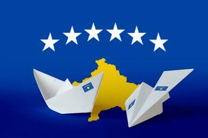 Kosovo vlag afgebeeld Aan papier origami vliegtuig en boot. handgemaakt kunsten concept foto