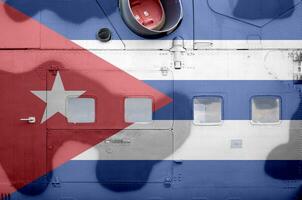 Cuba vlag afgebeeld Aan kant een deel van leger gepantserd helikopter detailopname. leger krachten vliegtuig conceptuele achtergrond foto
