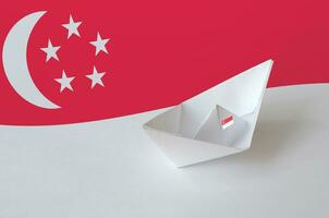 Singapore vlag afgebeeld Aan papier origami schip detailopname. handgemaakt kunsten concept foto