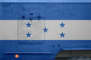 Honduras vlag afgebeeld Aan kant een deel van leger gepantserd vrachtauto detailopname. leger krachten conceptuele achtergrond foto