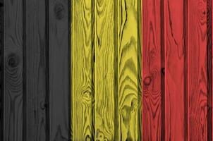 belgie vlag afgebeeld in helder verf kleuren Aan oud houten muur. getextureerde banier Aan ruw achtergrond foto