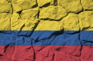 Colombia vlag afgebeeld in verf kleuren Aan oud steen muur detailopname. getextureerde banier Aan rots muur achtergrond foto