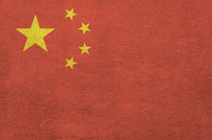 China vlag afgebeeld in helder verf kleuren Aan oud Verlichting bepleistering muur. getextureerde banier Aan ruw achtergrond foto