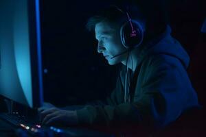 professioneel gamer spelen toernooien online spellen computer met koptelefoon, rood en blauw. neurale netwerk ai gegenereerd foto