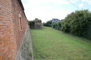 Rivne, Oekraïne - september 16, 2023 visie naar de historisch kasteel ostrozkyi onder de bewolkt lucht in twijfel, rivne regio in Oekraïne foto