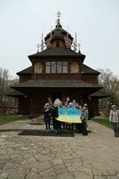 ternopil, Oekraïne - april 2, 2023 mensen met vlag gedurende missie in complex van oekraïens Jeruzalem in de mari geestelijk centrum van zarvanytsia in de terebovlya wijk van de ternopil foto