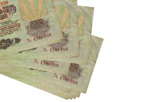 25 Russisch roebel rekeningen leugens in klein bundel of pak geïsoleerd Aan wit. mockup met kopiëren ruimte. bedrijf en valuta uitwisseling foto