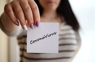 mers-cov roman corona virus opschrift Aan papier in vrouw hand. midden- oosten- ademhalings syndroom. Chinese infectie foto
