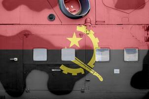 Angola vlag afgebeeld Aan kant een deel van leger gepantserd helikopter detailopname. leger krachten vliegtuig conceptuele achtergrond foto