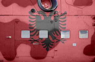 Albanië vlag afgebeeld Aan kant een deel van leger gepantserd helikopter detailopname. leger krachten vliegtuig conceptuele achtergrond foto
