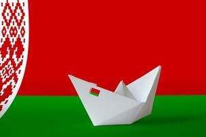 Wit-Rusland vlag afgebeeld Aan papier origami schip detailopname. handgemaakt kunsten concept foto