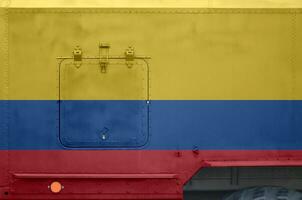 Colombia vlag afgebeeld Aan kant een deel van leger gepantserd vrachtauto detailopname. leger krachten conceptuele achtergrond foto