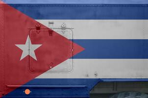 Cuba vlag afgebeeld Aan kant een deel van leger gepantserd vrachtauto detailopname. leger krachten conceptuele achtergrond foto