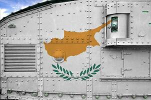 Cyprus vlag afgebeeld Aan kant een deel van leger gepantserd tank detailopname. leger krachten conceptuele achtergrond foto
