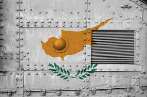 Cyprus vlag afgebeeld Aan kant een deel van leger gepantserd tank detailopname. leger krachten conceptuele achtergrond foto