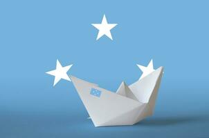 Micronesië vlag afgebeeld Aan papier origami schip detailopname. handgemaakt kunsten concept foto