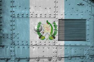 Guatemala vlag afgebeeld Aan kant een deel van leger gepantserd tank detailopname. leger krachten conceptuele achtergrond foto