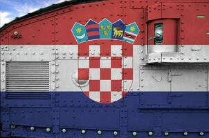 Kroatië vlag afgebeeld Aan kant een deel van leger gepantserd tank detailopname. leger krachten conceptuele achtergrond foto