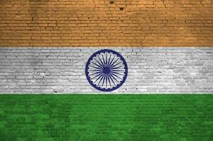 Indië vlag afgebeeld in verf kleuren Aan oud steen muur. getextureerde banier Aan groot steen muur metselwerk achtergrond foto