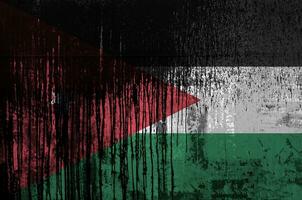 Jordanië vlag afgebeeld in verf kleuren Aan oud en vuil olie vat muur detailopname. getextureerde banier Aan ruw achtergrond foto