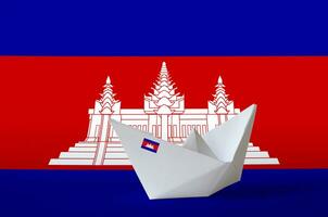 Cambodja vlag afgebeeld Aan papier origami schip detailopname. handgemaakt kunsten concept foto