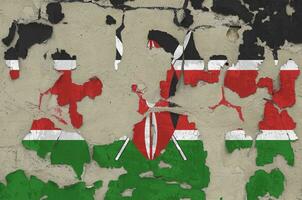 Kenia vlag afgebeeld in verf kleuren Aan oud verouderd rommelig beton muur detailopname. getextureerde banier Aan ruw achtergrond foto