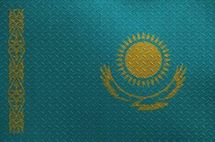 Kazachstan vlag afgebeeld in verf kleuren Aan oud geborsteld metaal bord of muur detailopname. getextureerde banier Aan ruw achtergrond foto