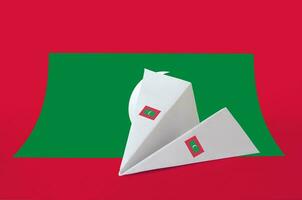 Maldiven vlag afgebeeld Aan papier origami vliegtuig. handgemaakt kunsten concept foto