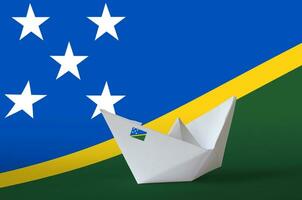 Solomon eilanden vlag afgebeeld Aan papier origami schip detailopname. handgemaakt kunsten concept foto