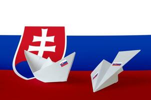Slowakije vlag afgebeeld Aan papier origami vliegtuig en boot. handgemaakt kunsten concept foto