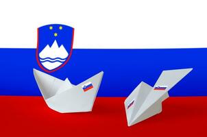 Slovenië vlag afgebeeld Aan papier origami vliegtuig en boot. handgemaakt kunsten concept foto