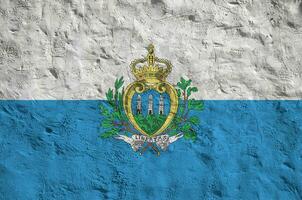 san marino vlag afgebeeld in helder verf kleuren Aan oud Verlichting bepleistering muur. getextureerde banier Aan ruw achtergrond foto