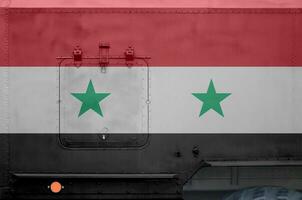 Syrië vlag afgebeeld Aan kant een deel van leger gepantserd vrachtauto detailopname. leger krachten conceptuele achtergrond foto