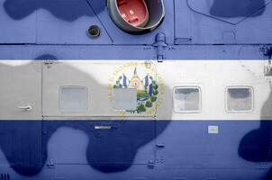 el Salvador vlag afgebeeld Aan kant een deel van leger gepantserd helikopter detailopname. leger krachten vliegtuig conceptuele achtergrond foto